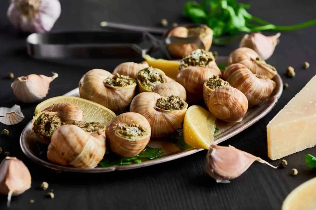 Escargots med citroner og hvidløgssmør fra Bourgogne. Fransk mad,