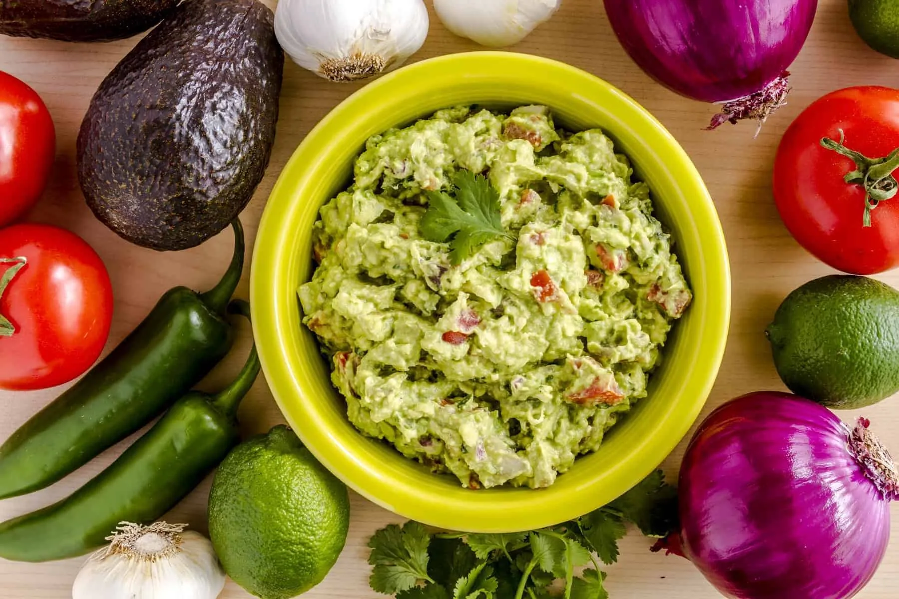Mexicansk mad: Hemmelavet Guacamole i lysen grøn skål med lækker dip
