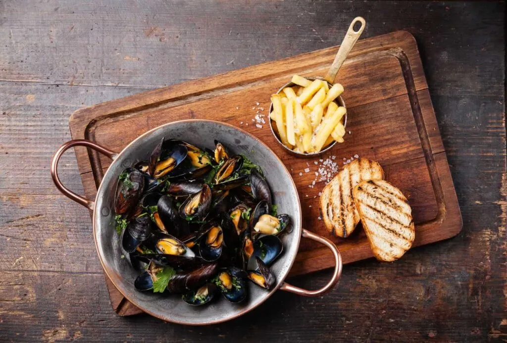 Muslinger i hvidvin og de uundværlige frittes. Det franske køkken i det maritime hjørne