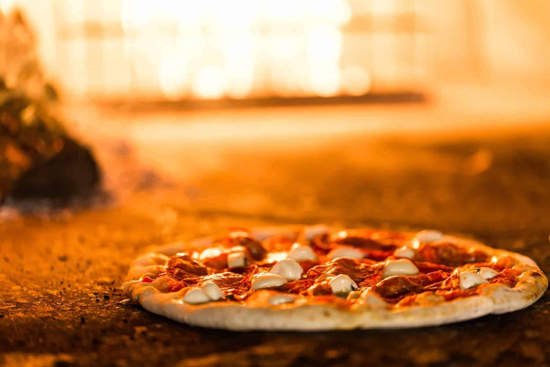 Napolitansk pizza — den klassiske margherita med tomatsauce, mozzarella og basilikum