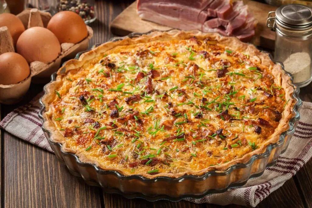 Quiche Lorraine med bacon og ost Det franske køkken, npr det er enkelt og landligt