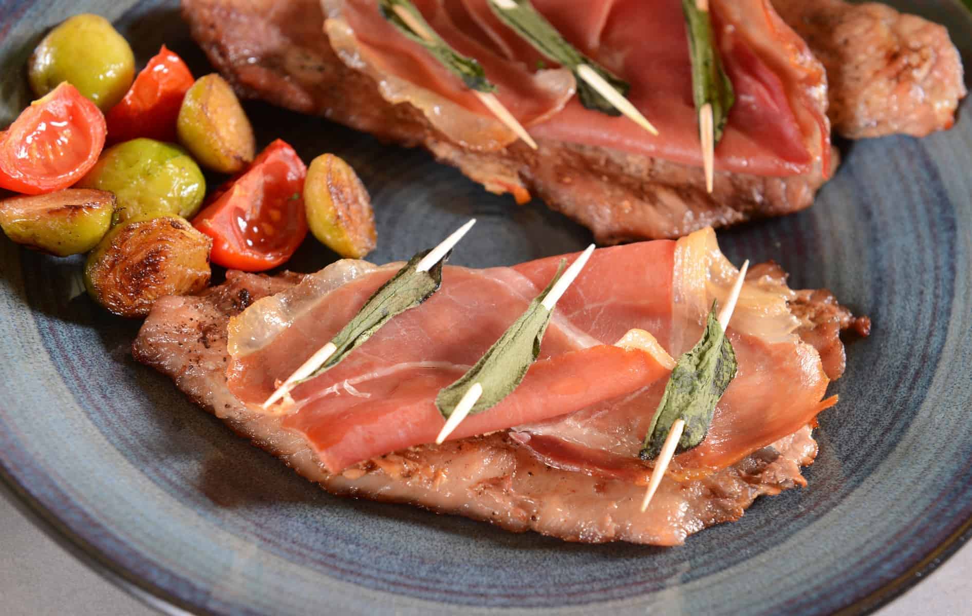 Saltimbocca, kalveinderlår og italiensk skinke med Salvie