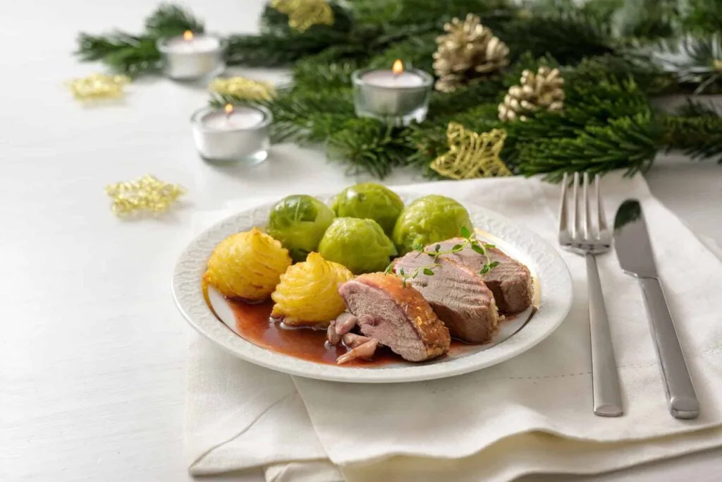 Andebryst med Duchess kartofler og rosenkål, juleret! Fransk mad