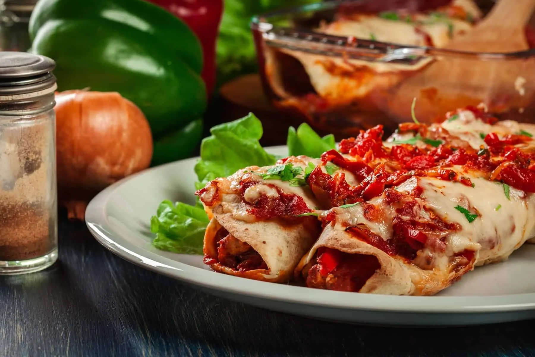 Mexicansk mad: enchiladas med kylling, krydrede tomato sauce og ost, lidt lækkert?