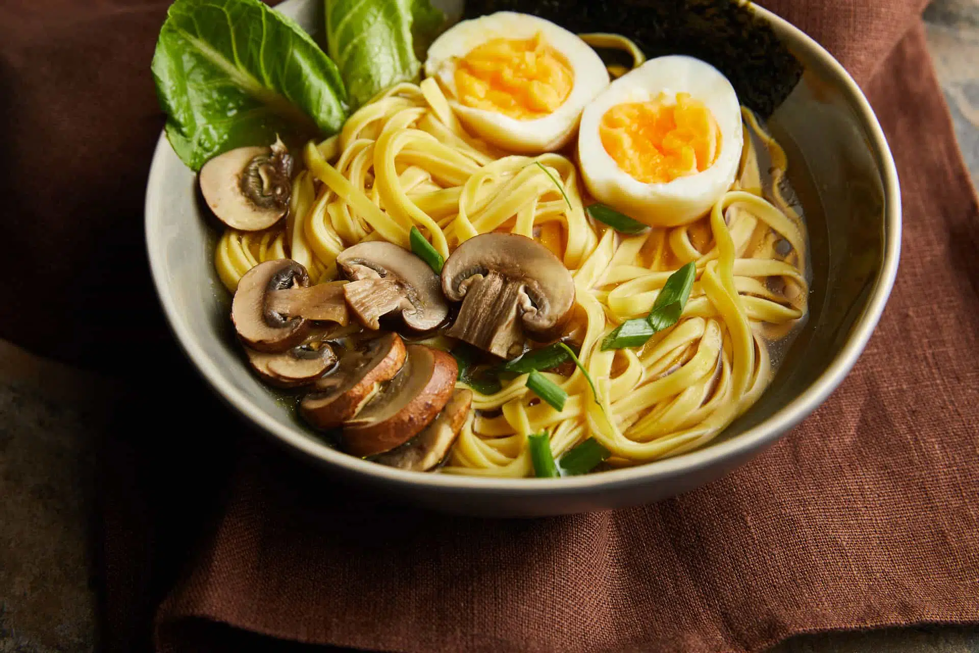 Ramen, en raditionel krydret ramen i en smuk skål på en sten plade