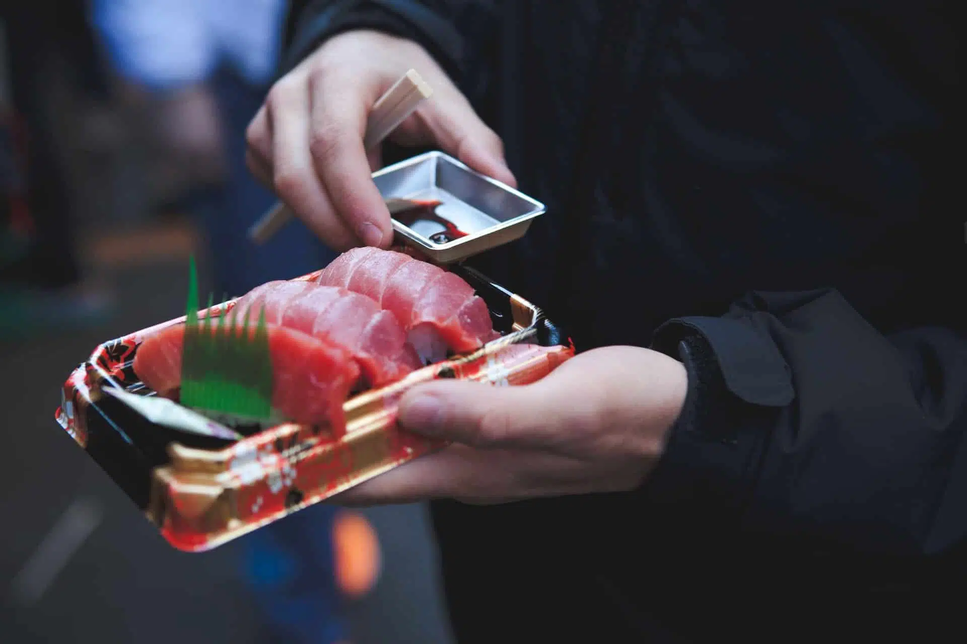 Sashimi og sushi japansk ret i smuk lille æske til f.eks. frokost