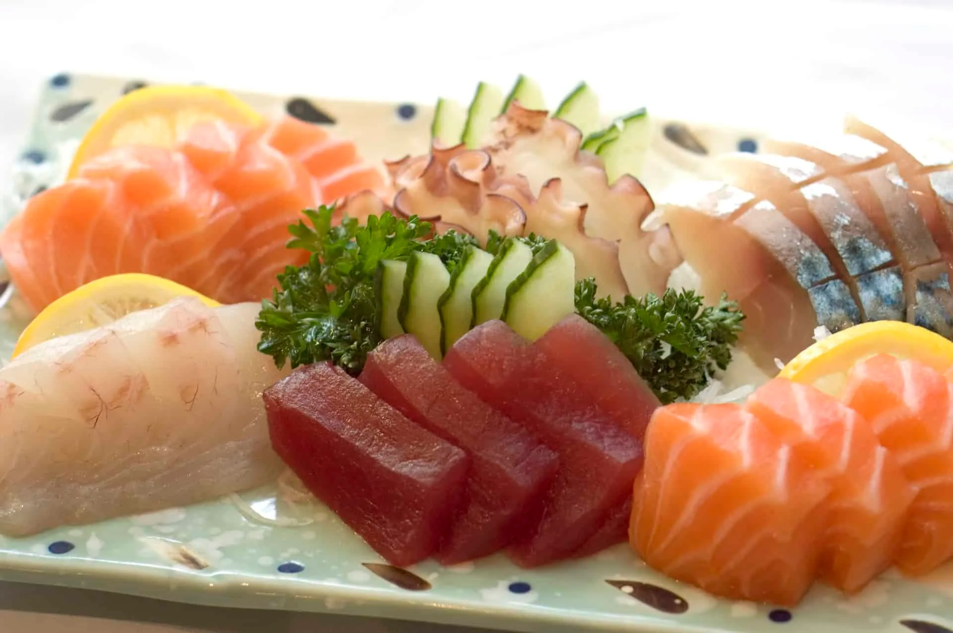 Sashimi eller sushi, tun og laks, klassisk japansk ret