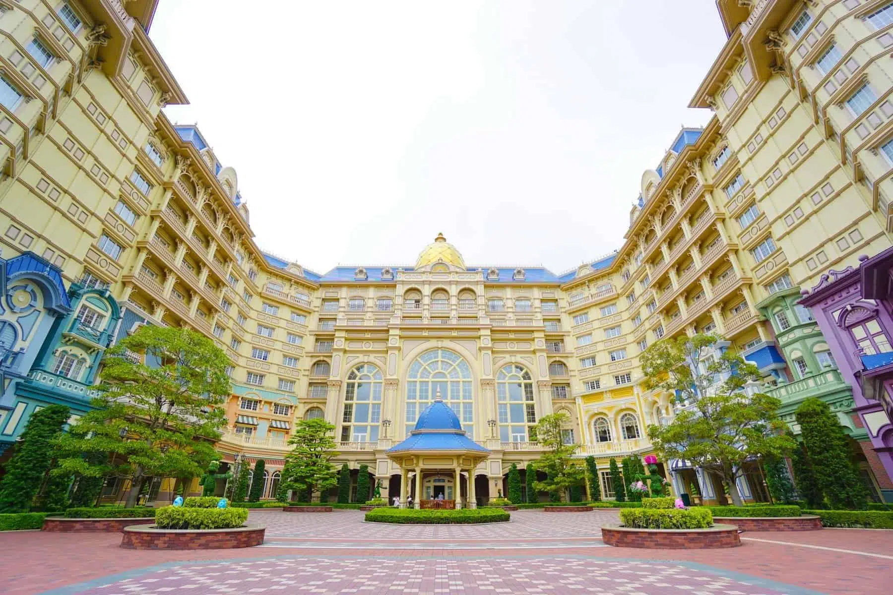 Tokyo Disneyland Hotel ligger foran Tokyo Disneyland-parken med Tokyo Disneyland-stationen i Disney Resort Line monorail-systemet i Chiba, Japan