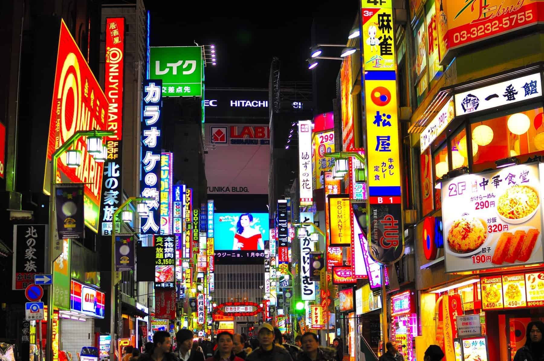 Neonlys, der vil noget i Kabukicho, Shinjuku. The Tokyo redlight district. Future Japan er også super interessant