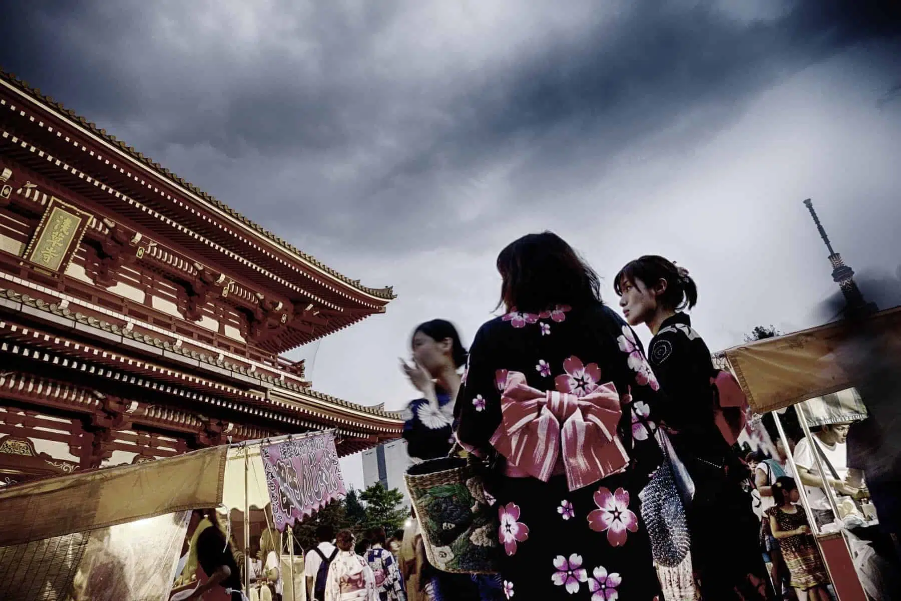Sumidagawa River Fireworks Festival i Asakusa Et af de største fyrværkeriudstillinger i Tokyo. Aftenhimlen i Edo-town Asakusa er farvestrålende med flere titusinder af fyrværkeri. Det er nattehimmelens mesterværk med gammelt japansk hus silhuet.Sumidagawa River Fireworks Festival i Asakusa Et af de største fyrværkeriudstillinger i Tokyo. Aftenhimlen i Edo-town Asakusa er farvestrålende med flere titusinder af fyrværkeri. Det er nattehimmelens mesterværk med gammelt japansk hus silhuet.
