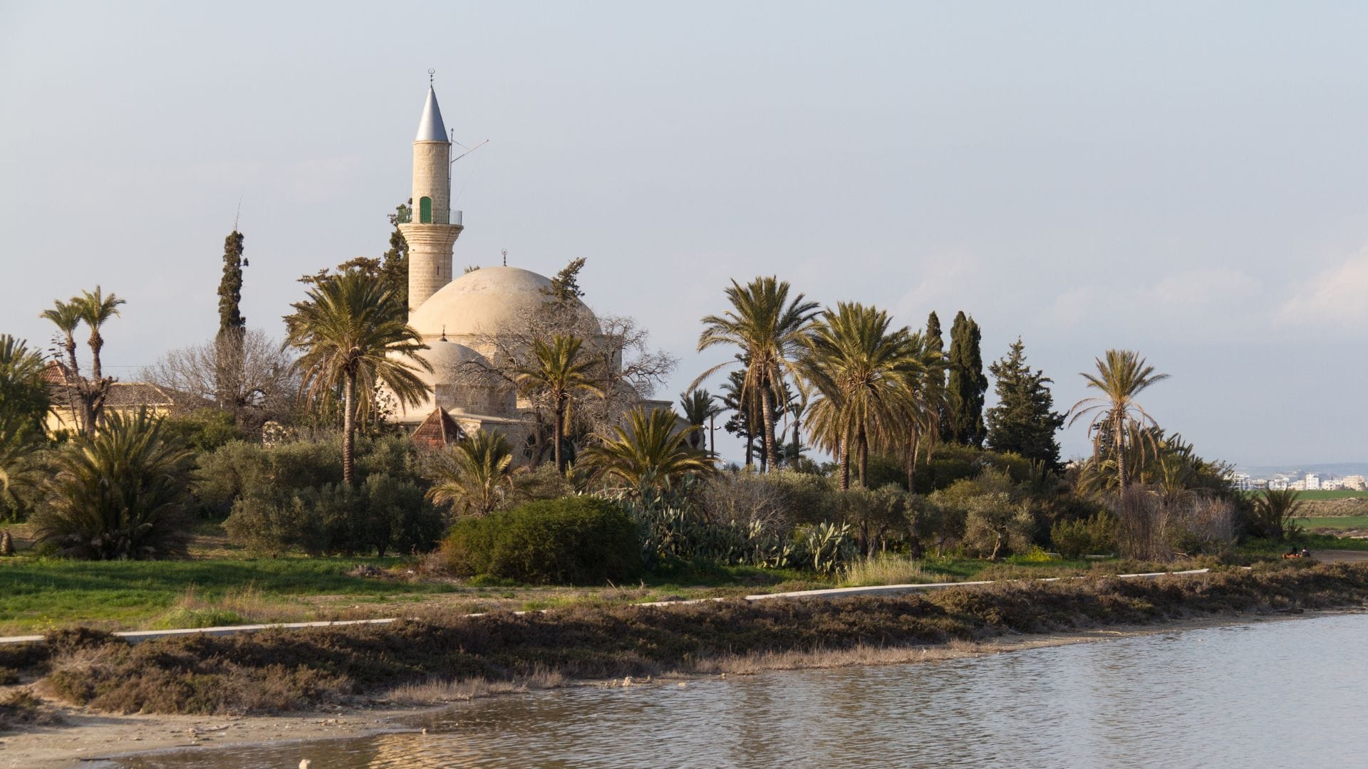 Hala Sultan Tekke ved Larnaca Salt Lake – et af Cyperns vigtigste kulturminder og et fredfyldt stop på rejsen gennem Asiens 10 mindste lande