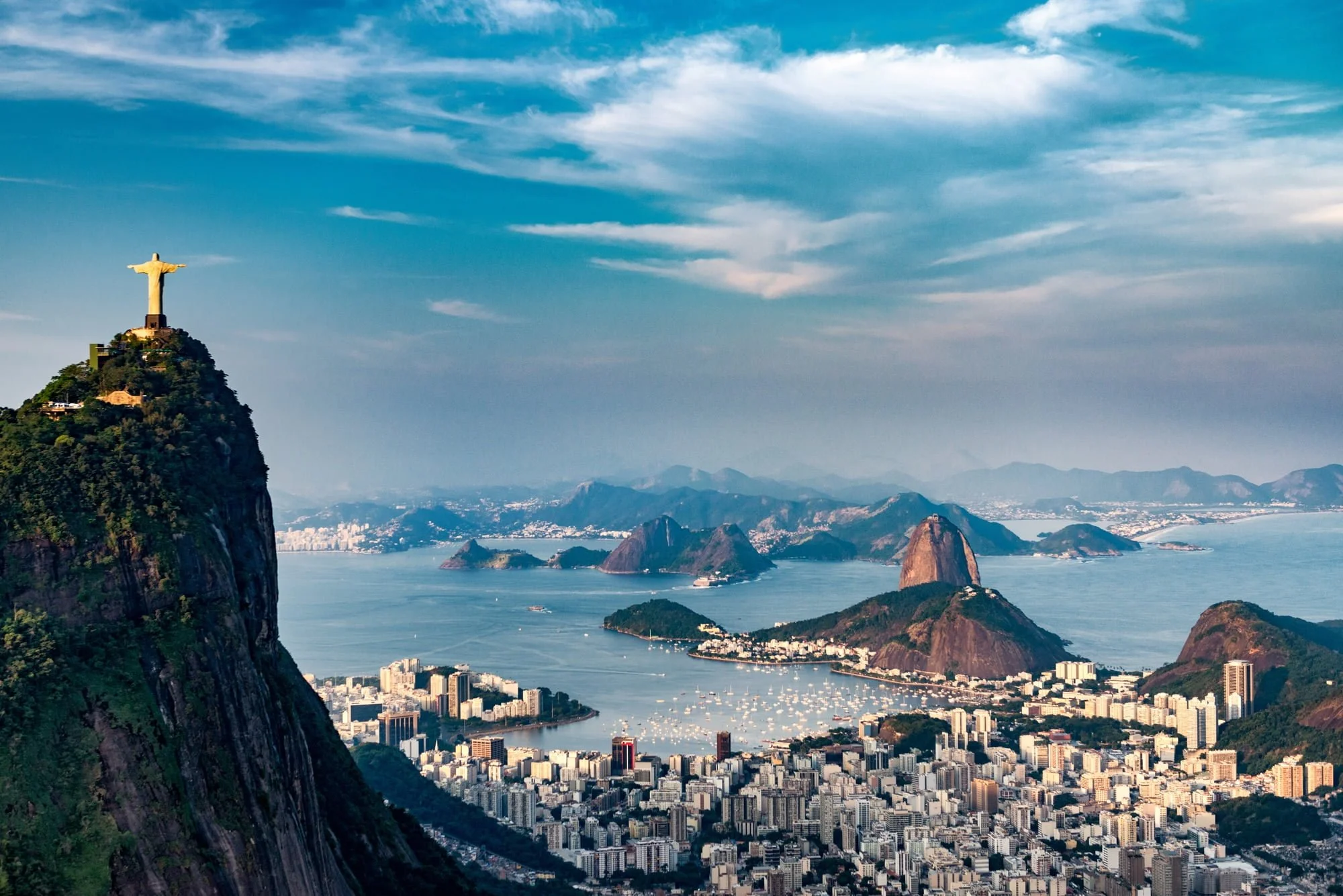  Traveltalk er Danmarks store rejseportal. Rio De Janeiro. Corcovado mountain med Christ the Redeemer, Botafogo and Centro, Sugarloaf mountain.