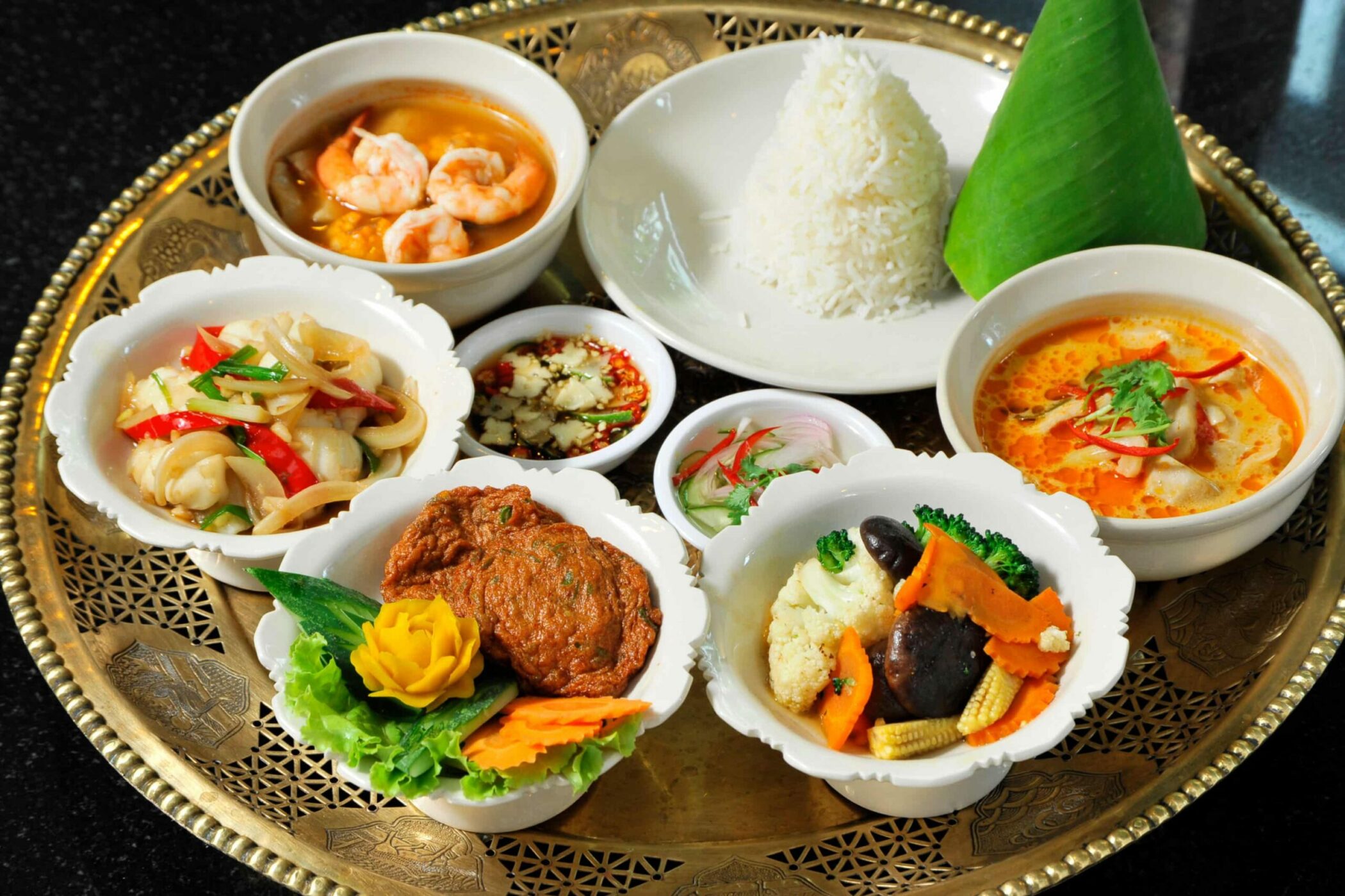 thai morgenmad på gylden bakke