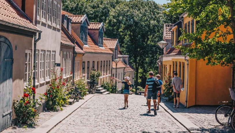 Odense, Paaskestræde, en blid historisk charme, men tag ikke fejl, Odense kan meget mere fra universitets hospital til en fedt natteliv