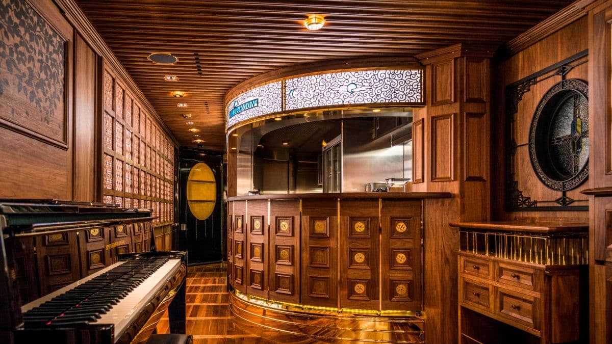 Palace on wheels restaurant