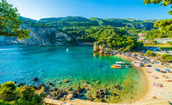 Smuk strand og både  Paleokastritsa, Rejser til Korfu, Grækenland