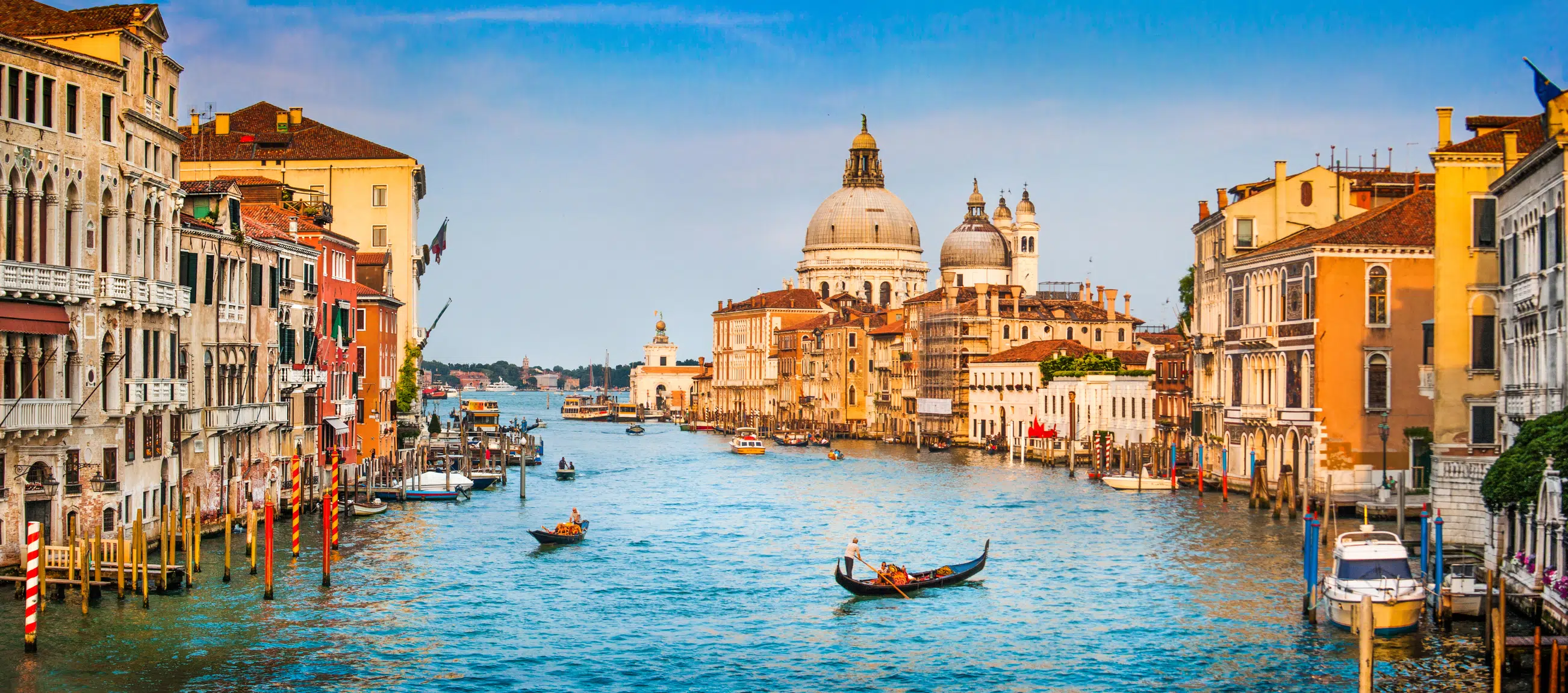 Canal Grande panorama fra Venedig. Romance udtrykkes vel fint med en gondoltur her?