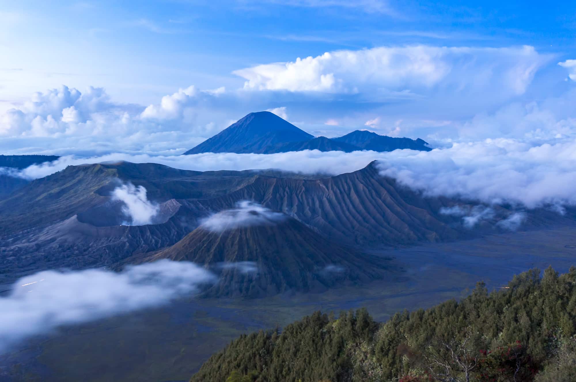 Indonesien, Java Bromo and Semeru mountain over the cloud