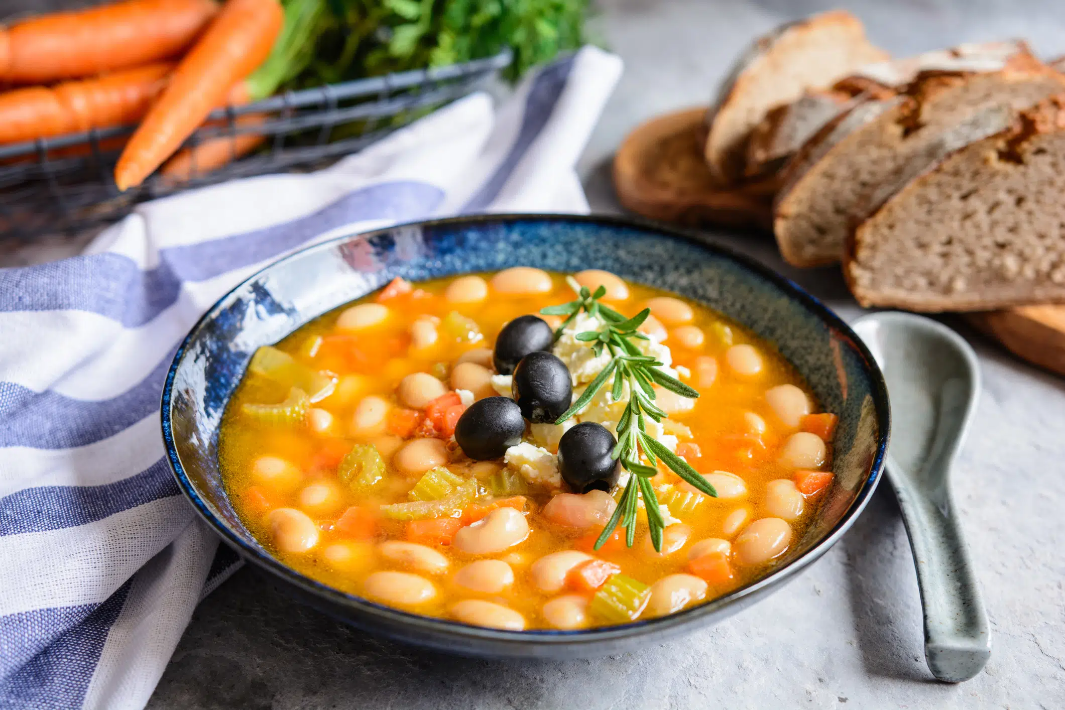 Fasolatha – lækker græsk suppe med hvide bønner, græsk mad