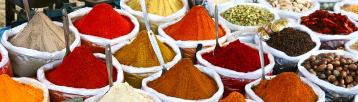 Indian colored powder spices; rejser til Indien