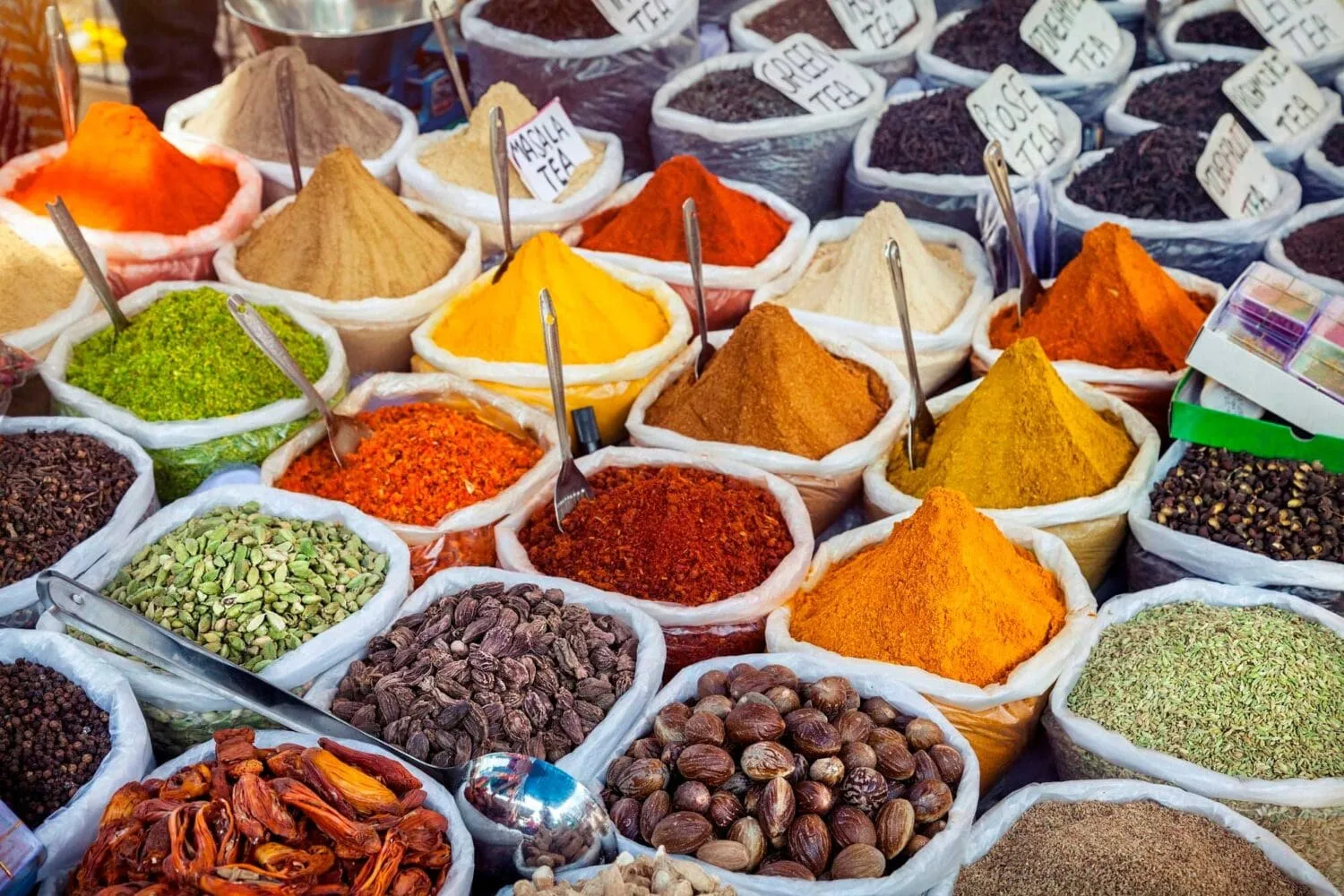 indisk mad — Indian colorful spices at Anjuna flea market in Goa, India