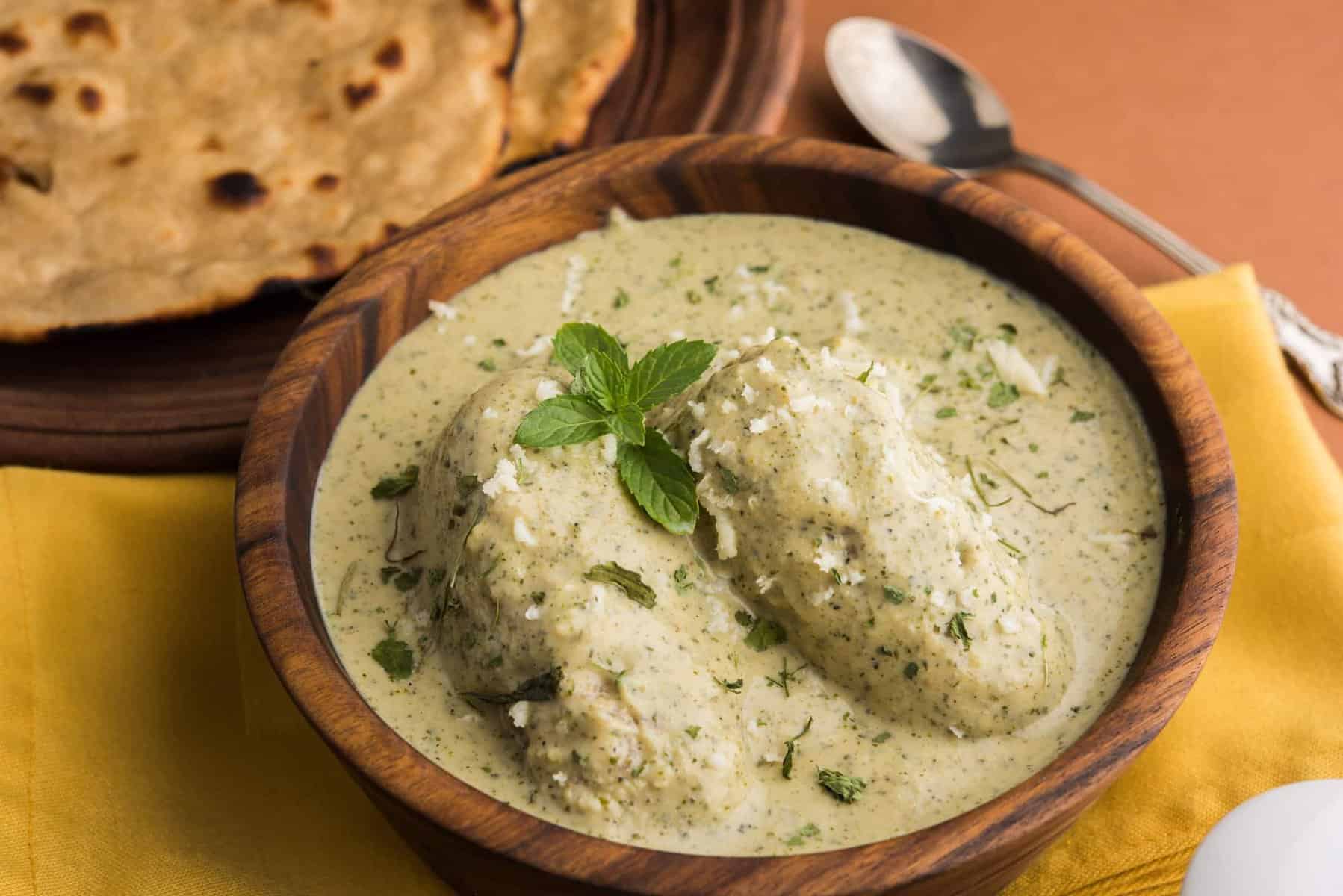 Methi malai paneer eller Cremet Bukkehorn & Paneer Curry, populær nord indisk opskrift tilberedt ved hjælp af mælk fløde, methi og paneer eller hytteost, serveret med roti