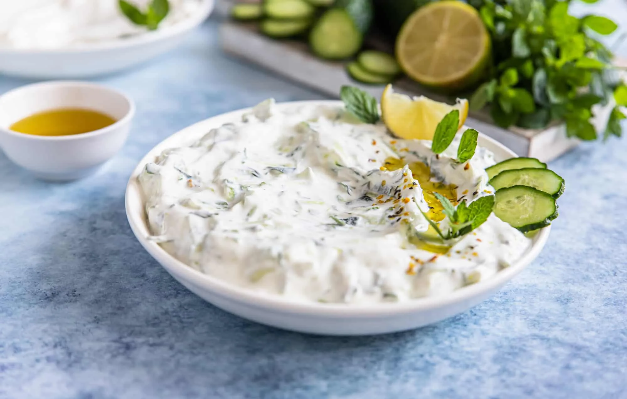 Indian or Pakistani raita dip with cucumber, yoghurt, garlic and mint, mad fra Indien