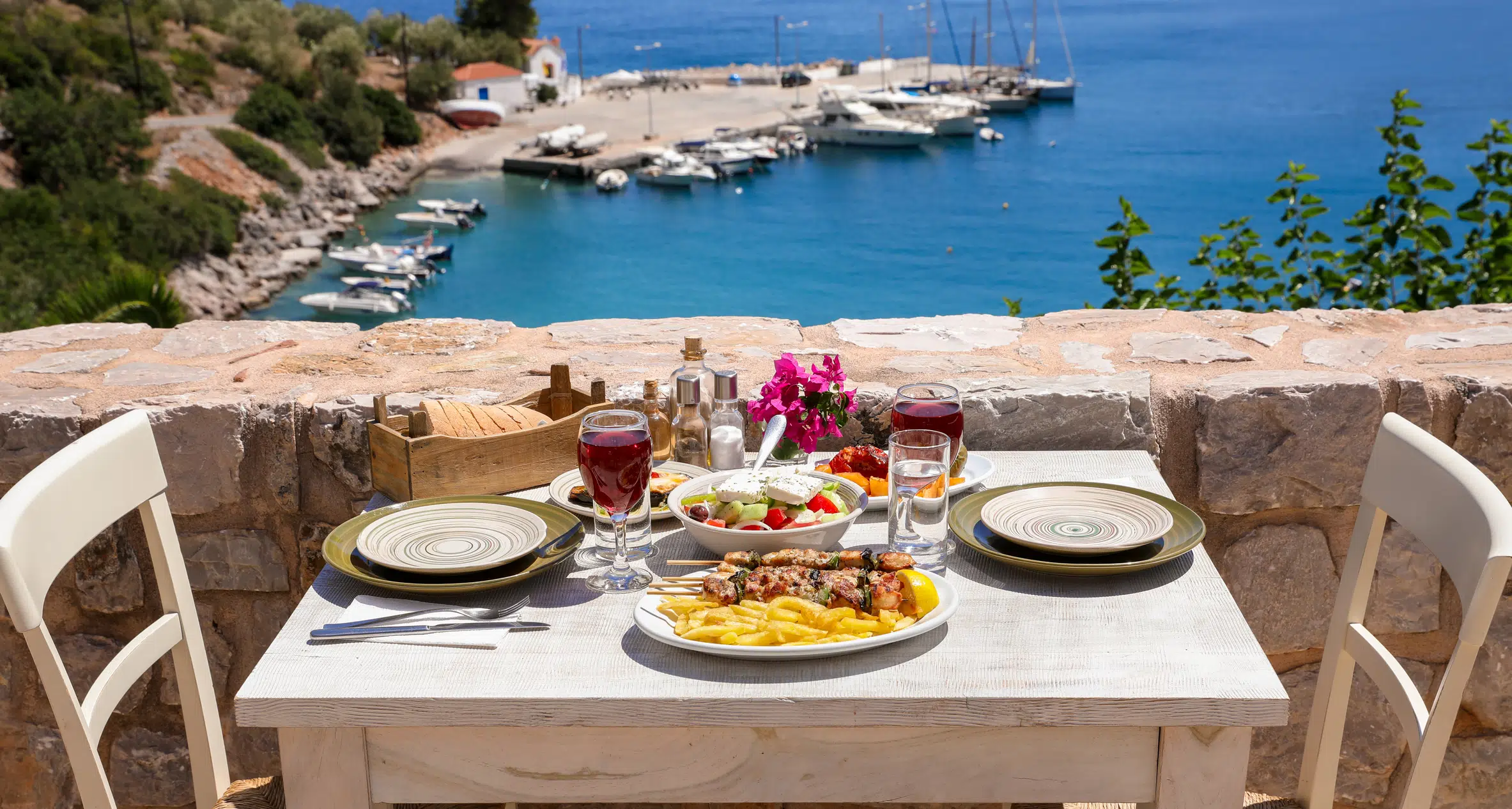 Souvlaki spyd med kylling, kan også være lam eller okse. french fries, græsk salat, snacks og drinks