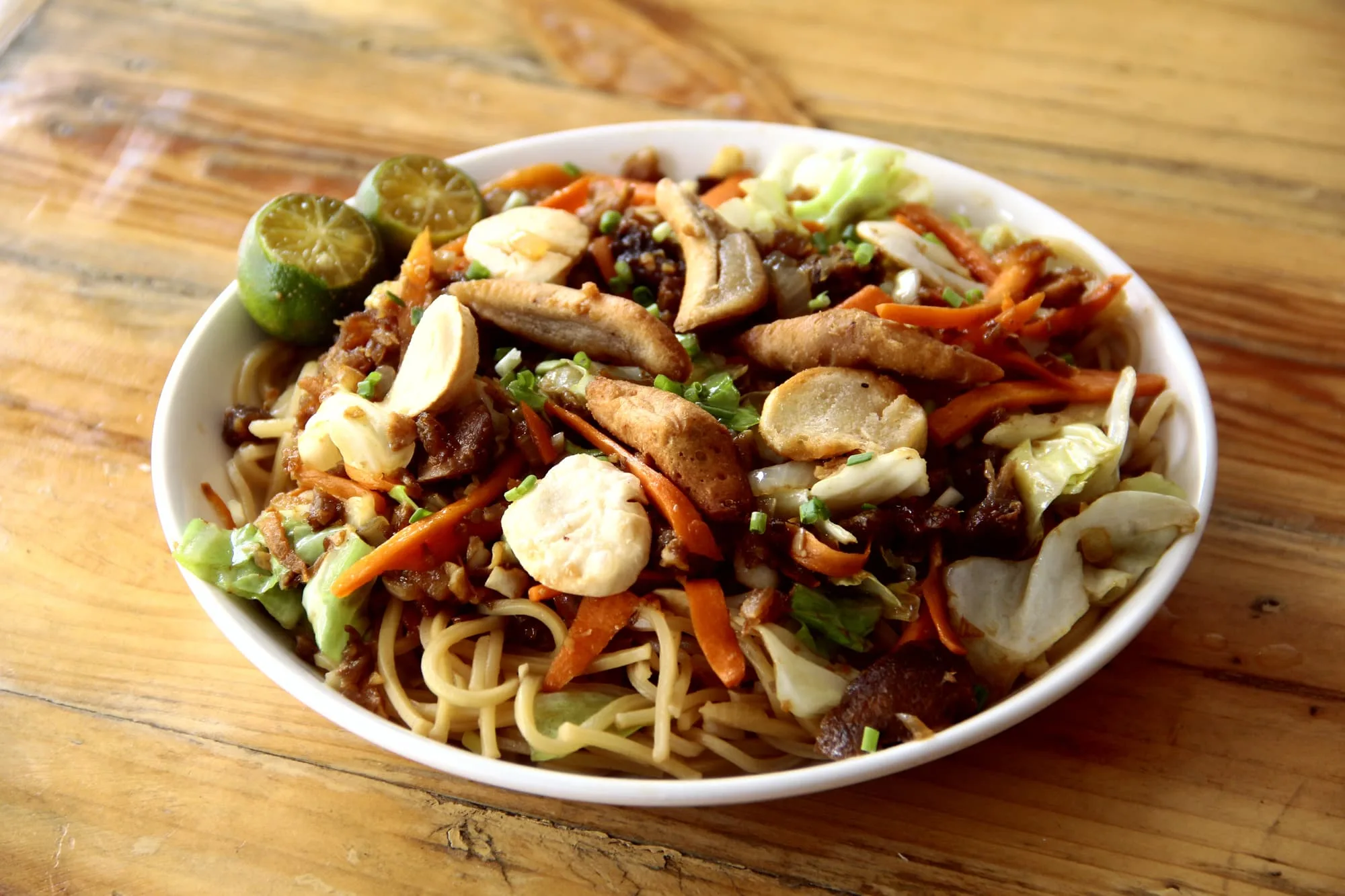 freshly cooked Filipino food called Pancit Canton. Filippinsk mad