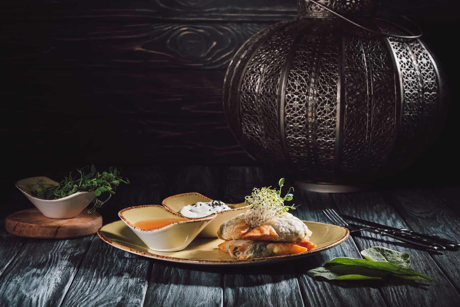 samosas i phyllodej fyldt med spinat og paneer dekoreret med spirede frø af lucerne og solsikke