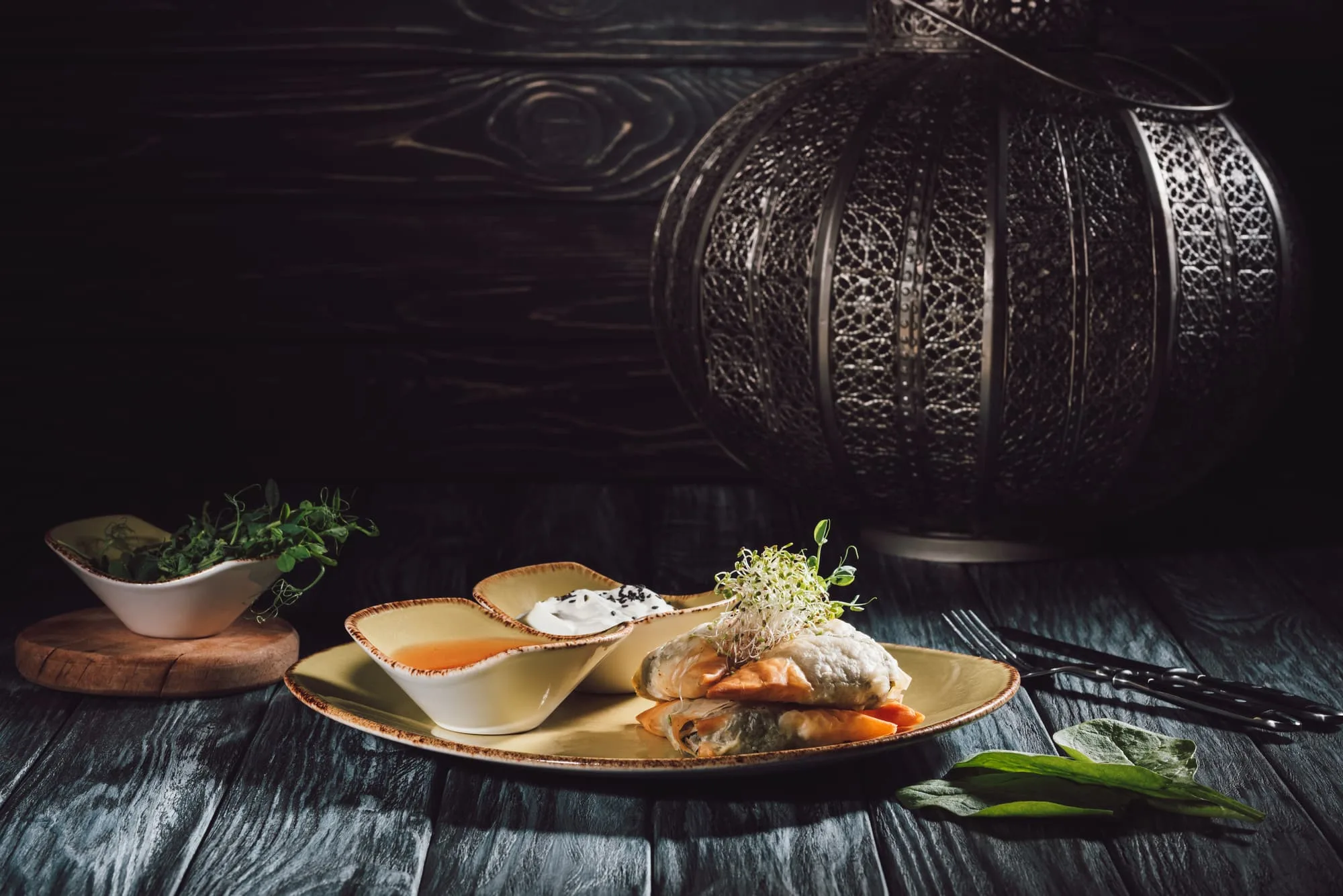 samosas i phyllodej fyldt med spinat og paneer dekoreret med spirede frø af lucerne og solsikke