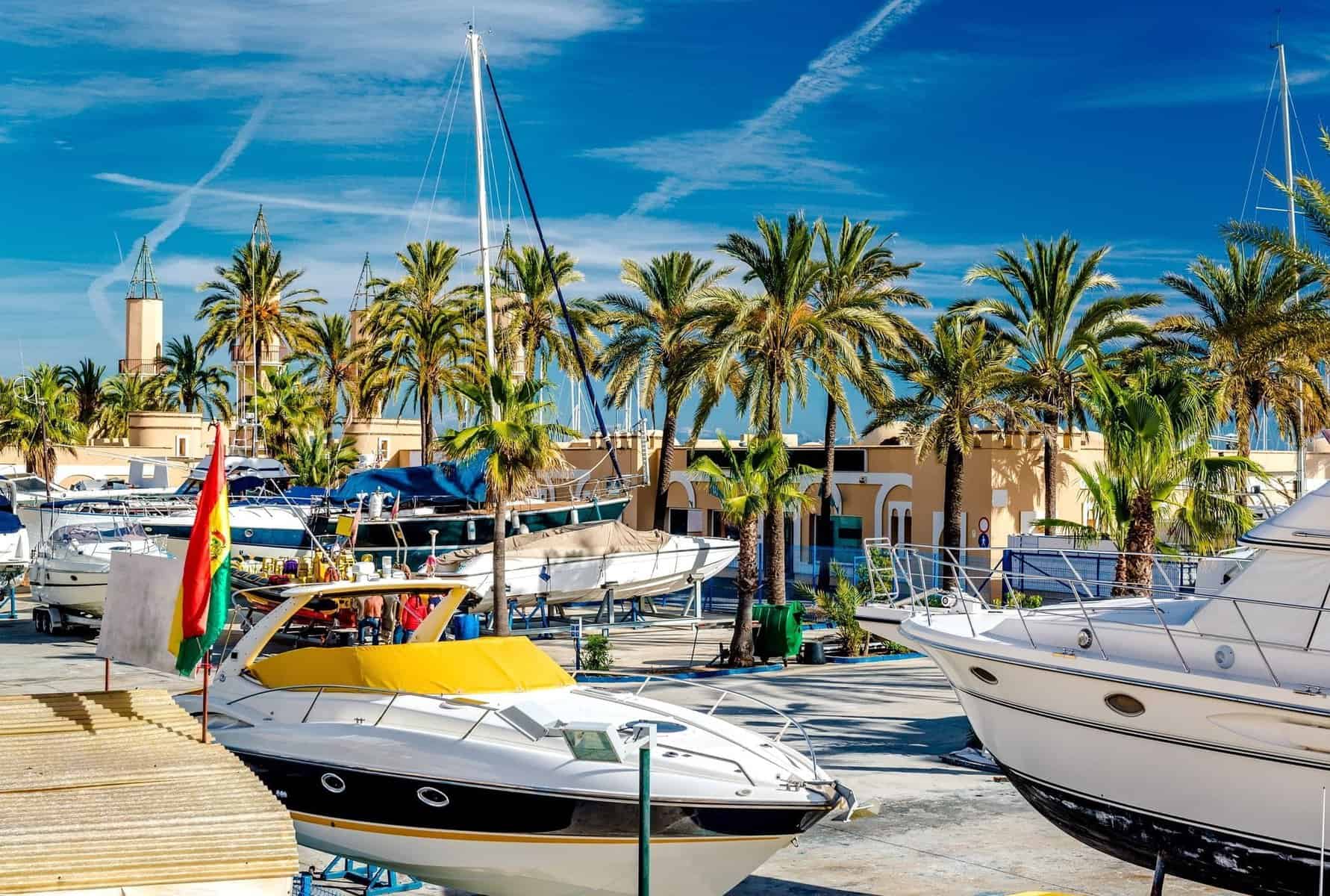 Fuengirola i Sydspanien med tæerne i sand og vand