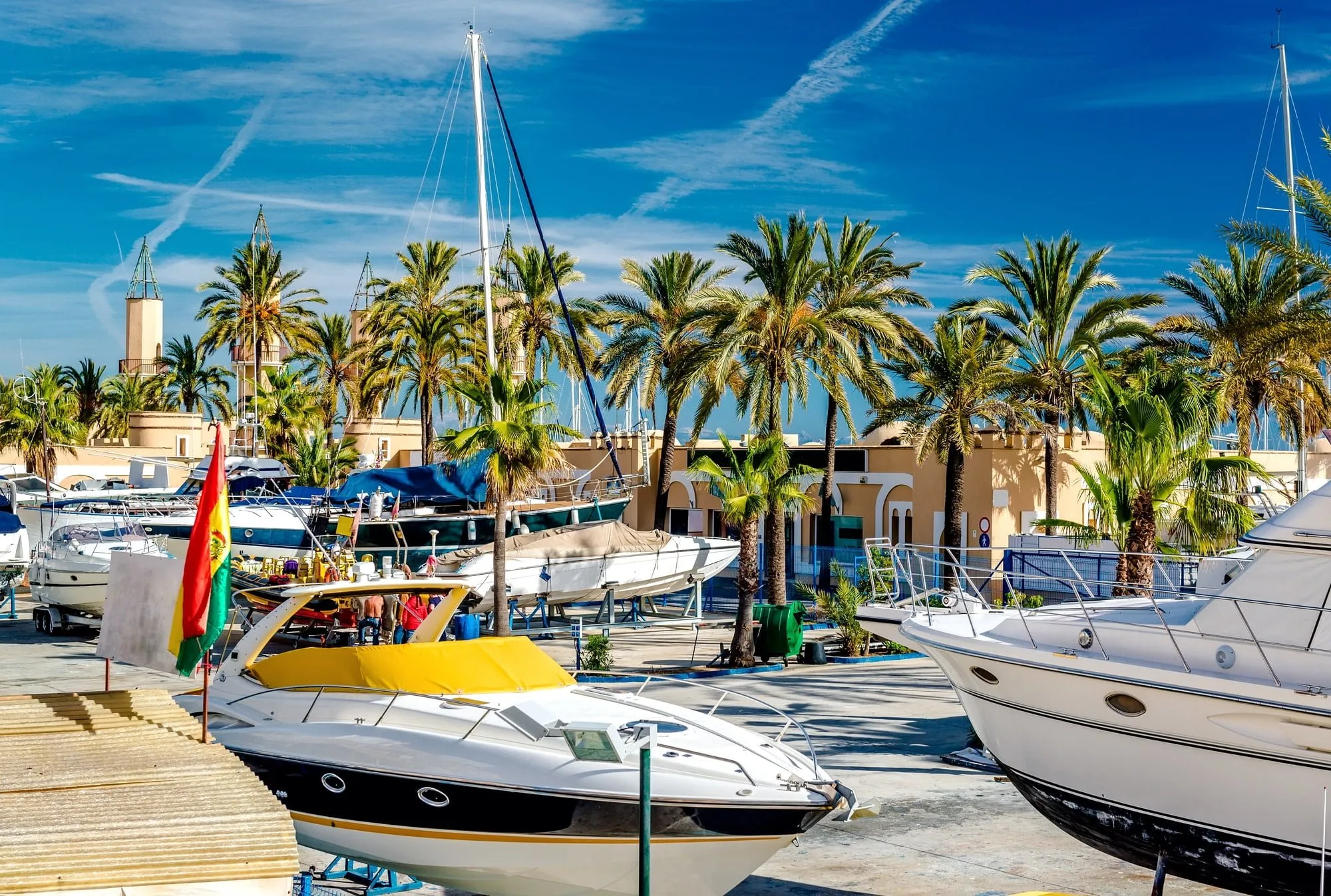 Fuengirola i Sydspanien med tæerne i sand og vand