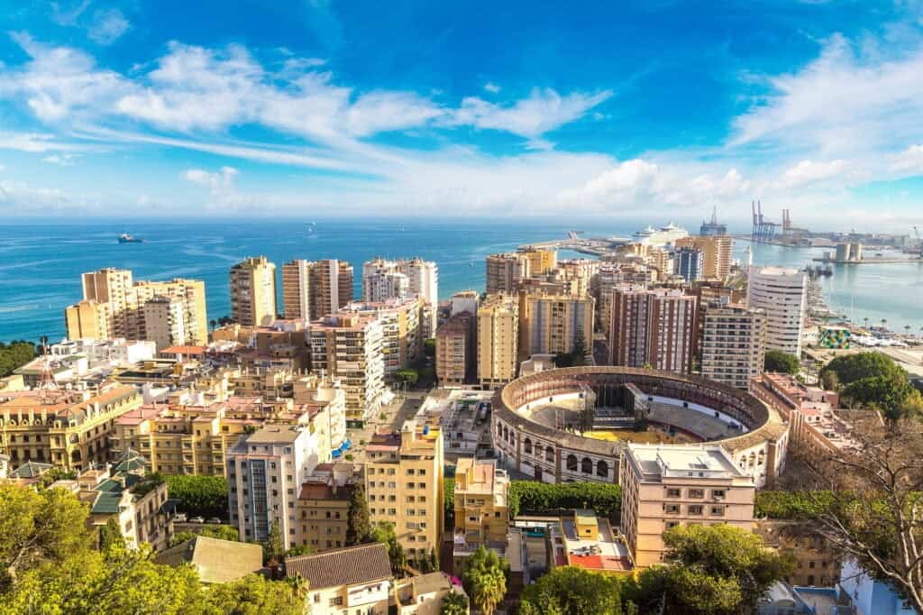 Malaga-tyrefægterarena-og-havnen-og-havet-costa-del-sol.