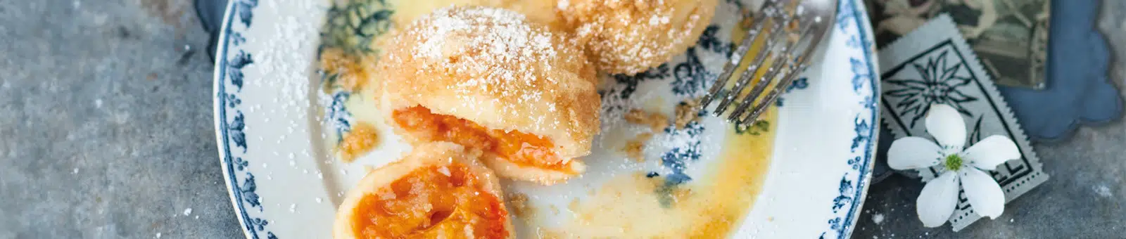 Marillenknödel - Apricot Dumplings. Traditionelle abrikosboller, som er lavet i den nedre østrigske Wachau-dal.