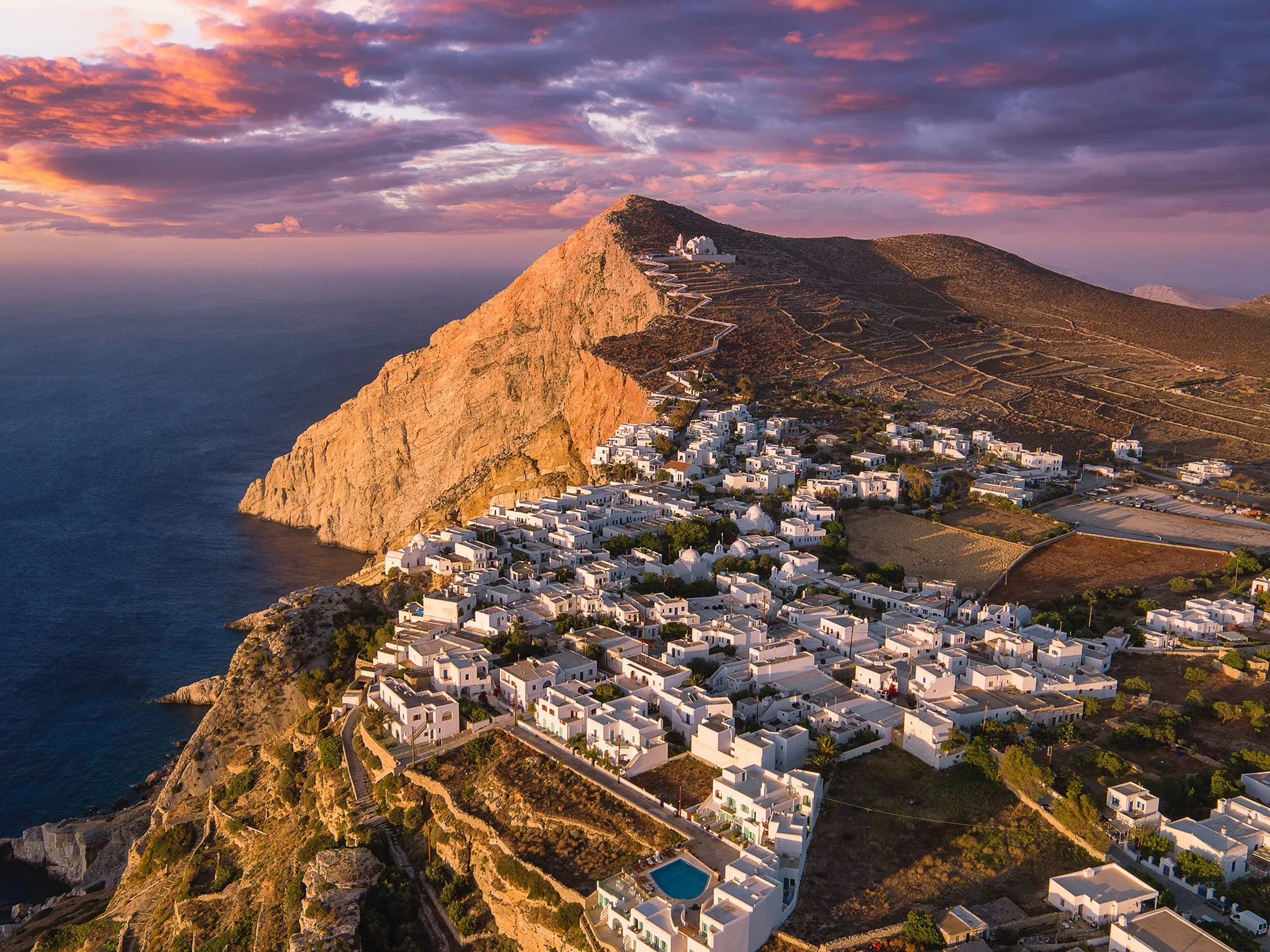 Folegandros, solnedgang over smuk bjergby
