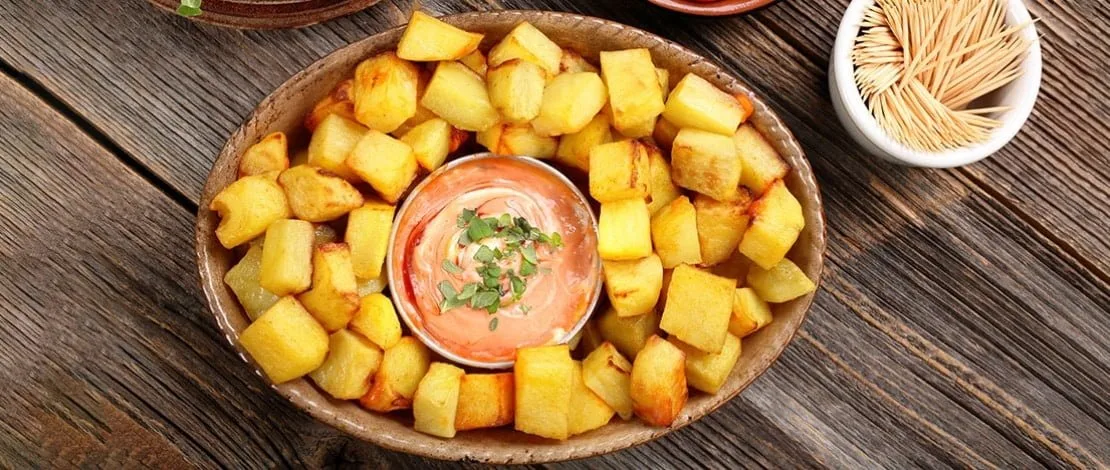 Patatas bravas og kartofler med alioli, tapas fra Spanien