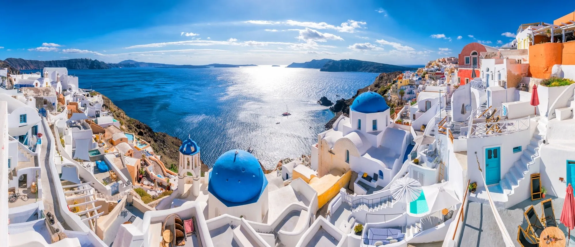 Bedste græske ø at besøge for par. Santorini øen. Solnedgang på den berømte Oia by, Grækenland,