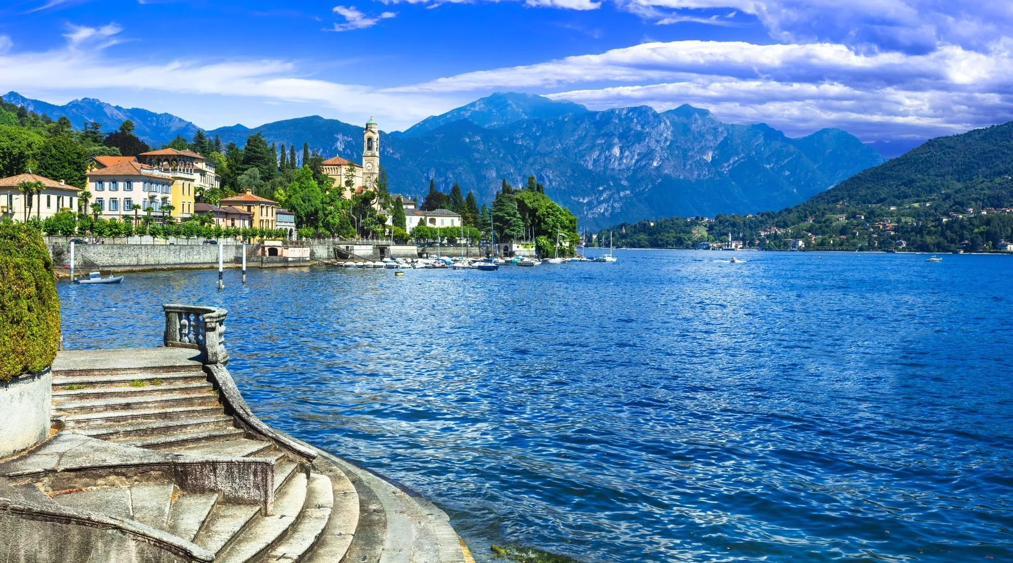 Lago di Como med pragtfuld udsigt. LIlle eksklusive Tremezzina. Lombardia, Italy