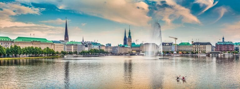 Hamborg altid en weekend værd 5 Binnenalster (Inner Alster Lake) in golden evening light at sunset, Hamburg, Germany