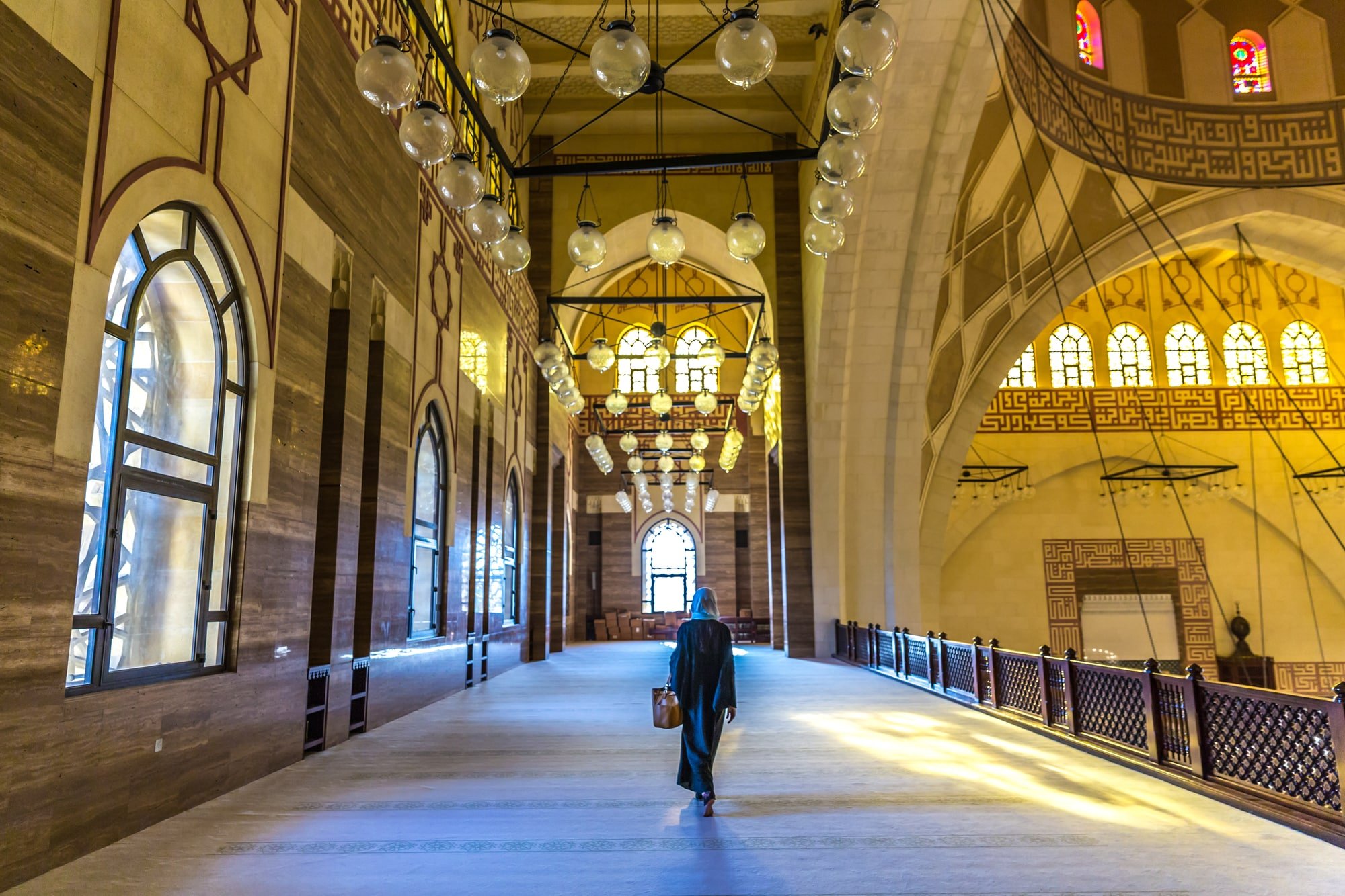 Rejser til Bahrain 2 Lonely woman inside of the Al-Fateh Mosque in Manama, Bahrain, one of the largest mosques in the world