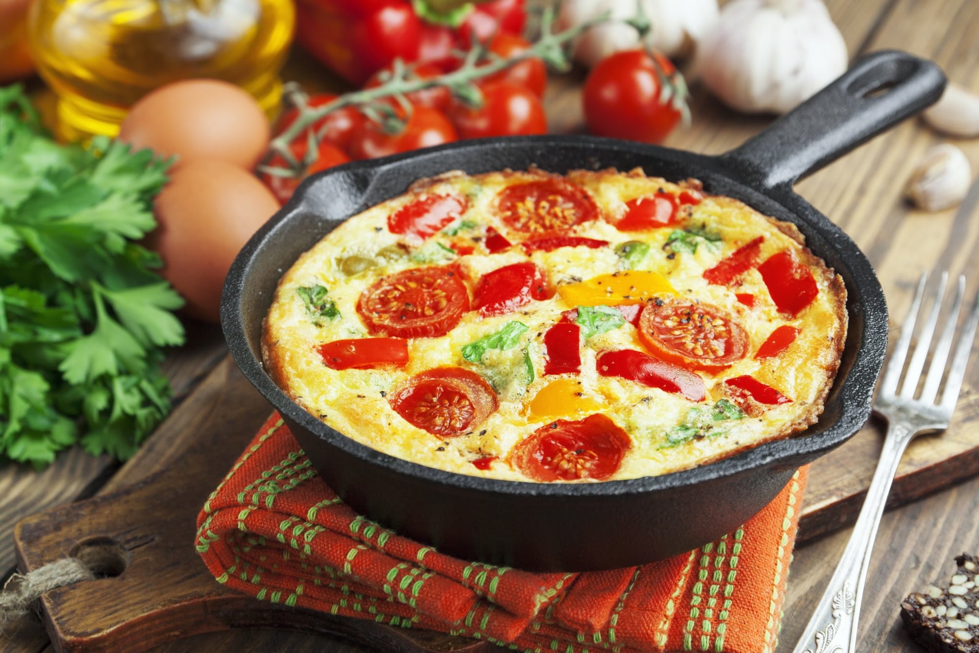 Omelet med kartofler, tomater og. Frittata i en jern stegepande