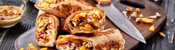 Middle Eastern Chicken Shawarma, Pita Sandwich, roll in a pita with fresh vegetables, cream sauce and French fries Mad fra Mellemøsten