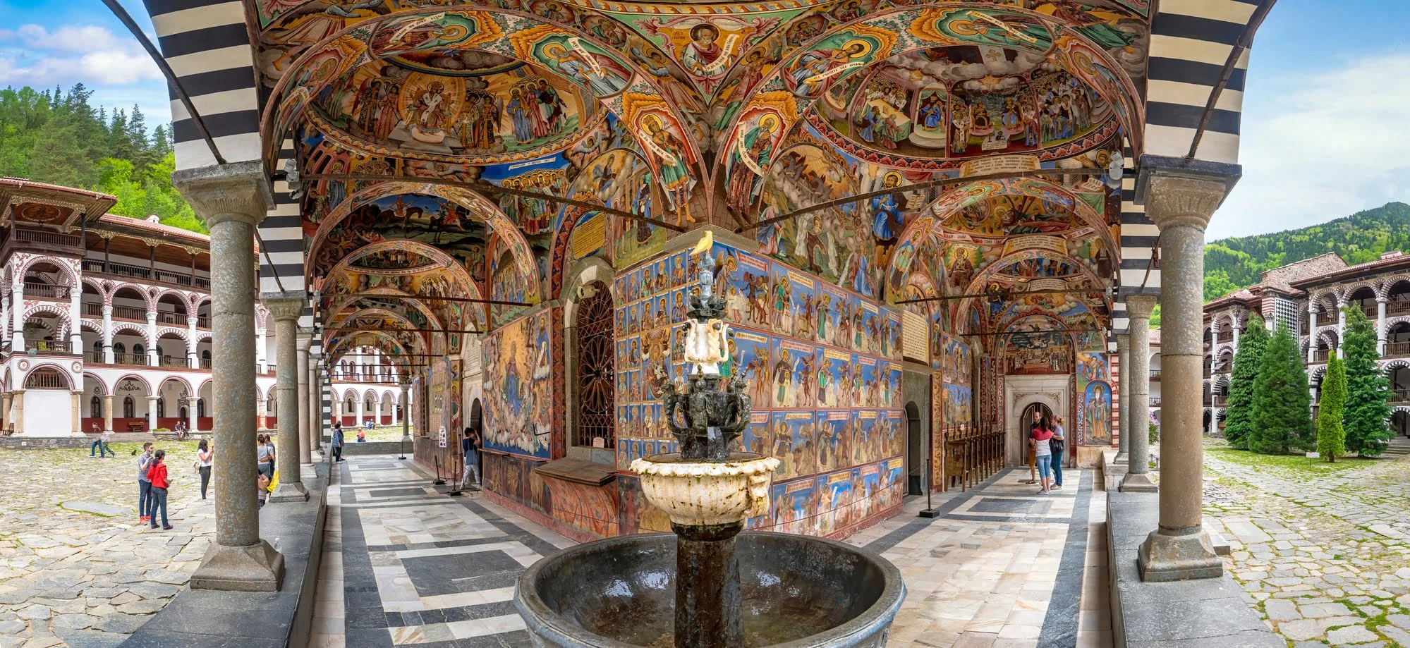Rejsen går til Bulgarien 4 Rejsen går til Bulgarien - Beautiful decoration of the Orthodox Rila Monastery i Bulgaria. Unesco site
