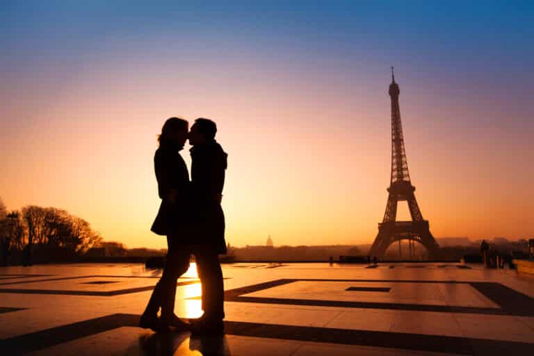 Valentine getaways, et par romantiske dage sammen 7 loving couple kissing on Eiffel Tower background, Paris, France