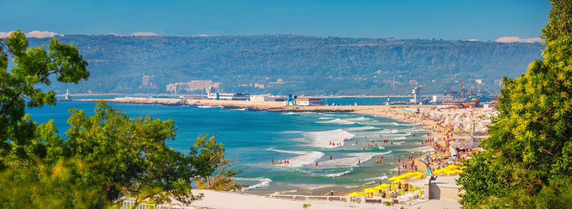 Rejsen går til Bulgarien 8 Varna, Bulgaria. Cityscape, summer aerial view toward beach. People having fun. Best holiday destination