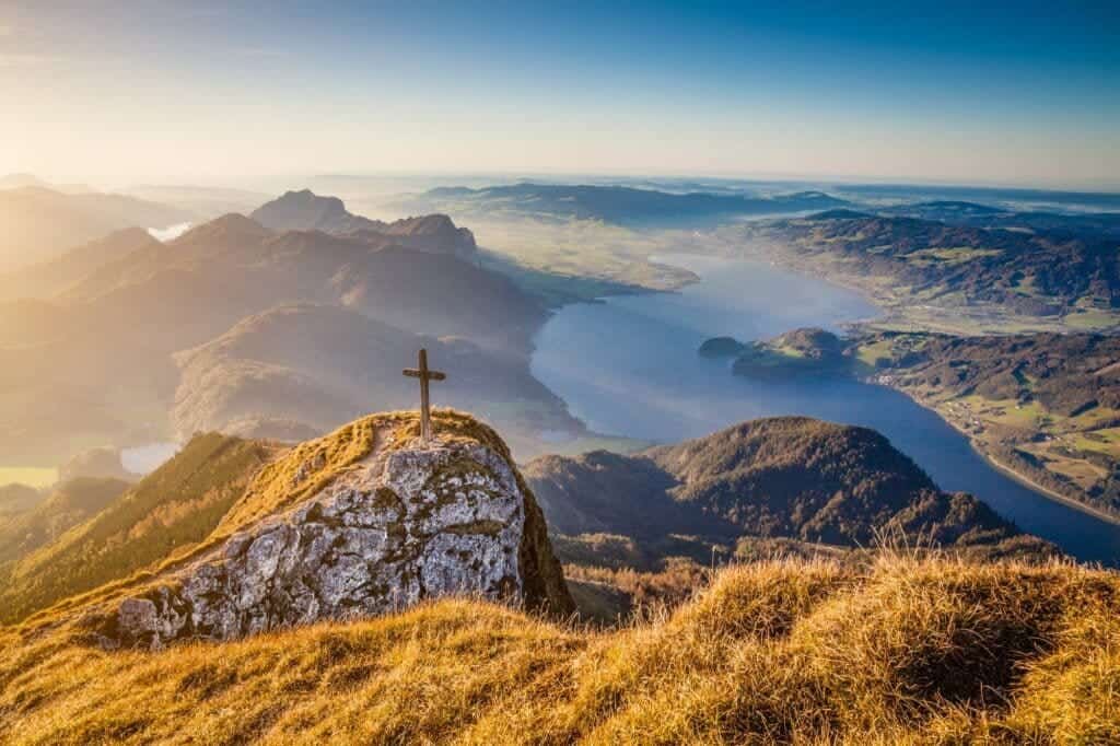 På sommerferie til Østrig med tog, Autumn landscape in the Alps in golden evening light