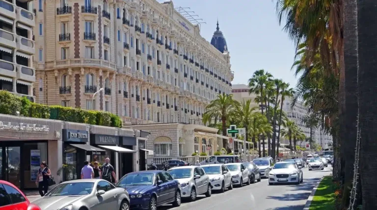 Cannes er en af de mest ikoniske byer på den franske Riviera og er kendt for sine luksuriøse ejendomme, filmfestival og glamourøse livsstil