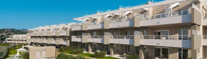 Sunny Golf i Estepona er en ny boligbebyggelse bestående af 69 lejligheder, 2 eller 3 soveværelser med private terrasser, haverog