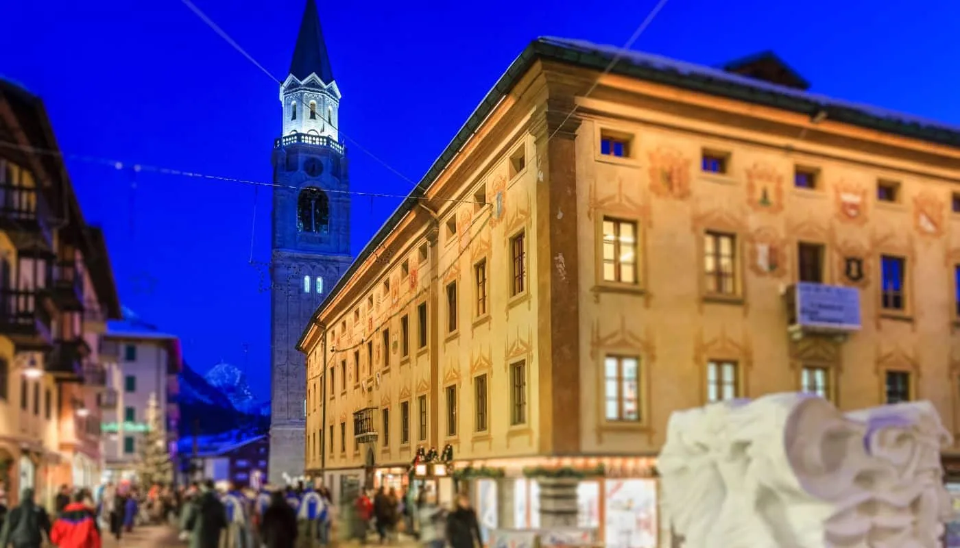 Cortina d'Ampezzo i Dolomitterne — den ikoniske italienske alpine by med kalkstensbjergene i baggrunden
